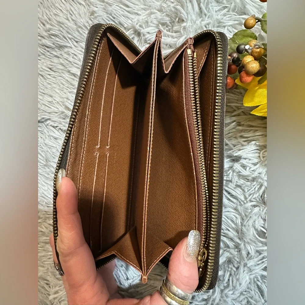Louis Vuitton Monogram Zippy Wallet - Picture 9 of 16